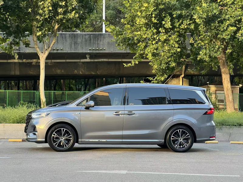 Roewe iMax 8, 2023 — фото 3 из 9