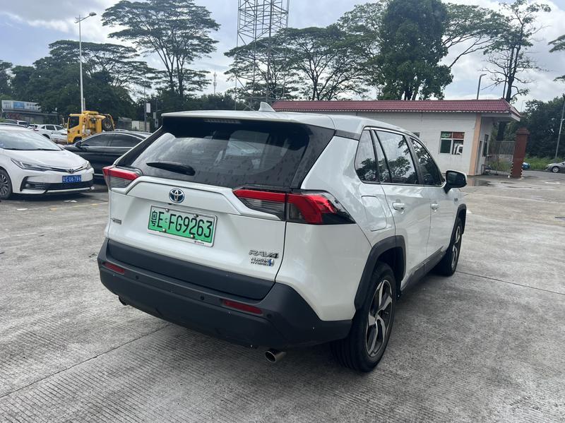 Toyota RAV4 Hybrid, 2022 — фото 7 из 10