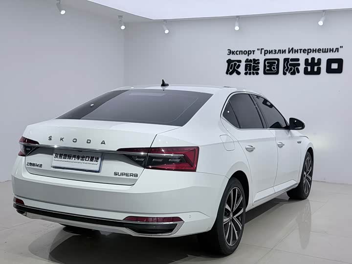 Skoda Superb, 2023 — фото 4 из 9