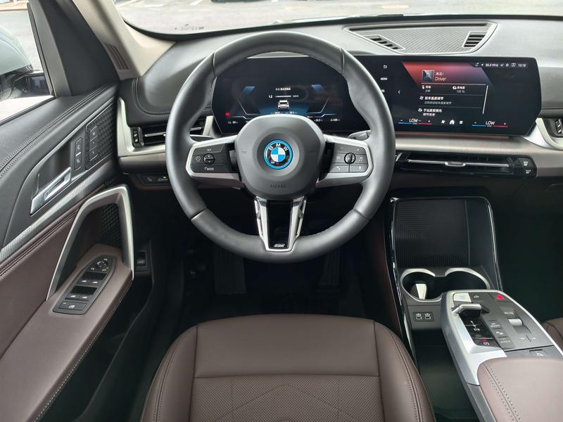 BMW iX1, 2025 — фото 8 из 11