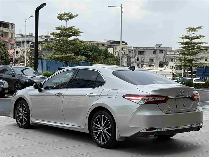 Toyota Camry, 2023 — фото 4 из 9