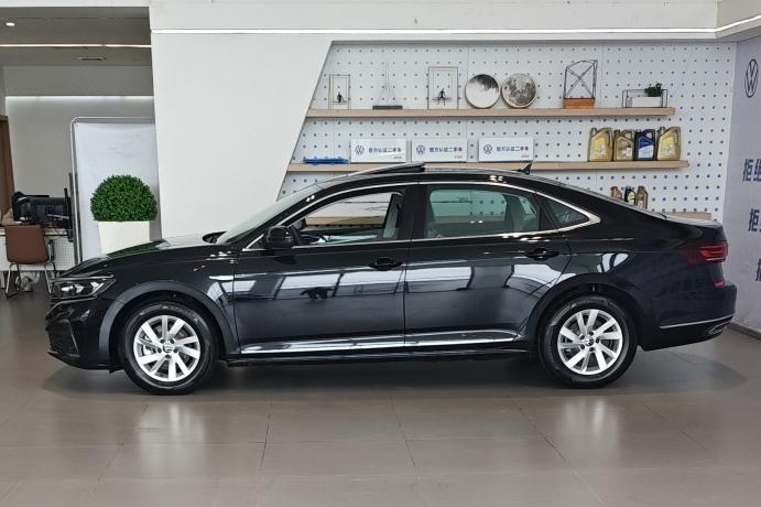 Volkswagen Passat Hybrid, 2025 — фото 3 из 10