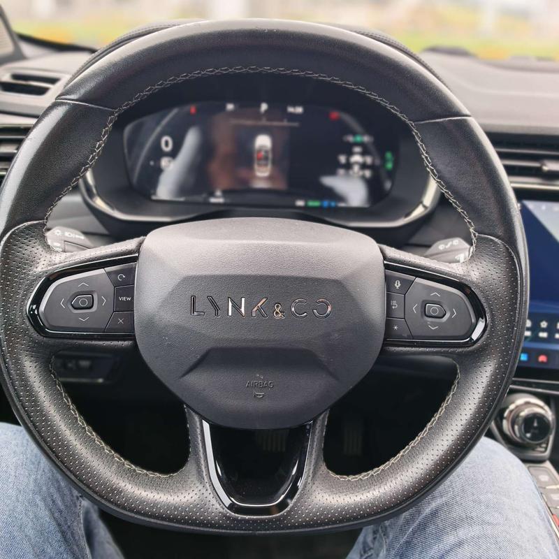 Lynk & Co 01 EM-P Hybrid, 2023 — фото 11 из 12