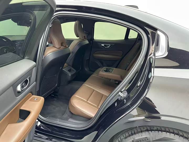 Volvo S60, 2023 — фото 6 из 9
