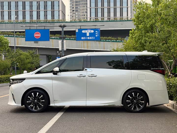 Toyota Alphard, 2023 — фото 4 из 9
