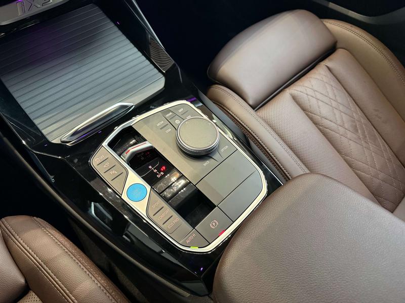BMW iX3, 2023 — фото 11 из 12