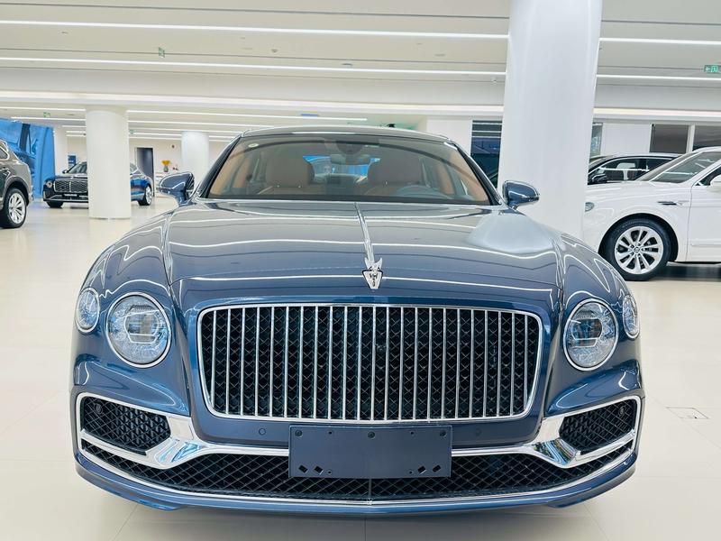 Bentley Flying Spur, 2025 — фото 2 из 8