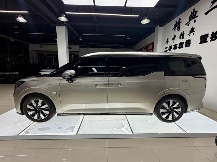 Volvo EM90, 2023 — фото 5 из 9