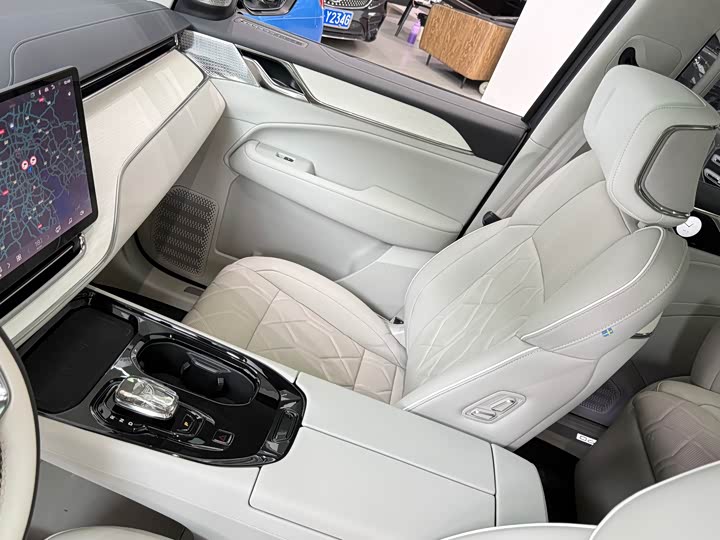 Volvo EM90, 2023 — фото 8 из 9