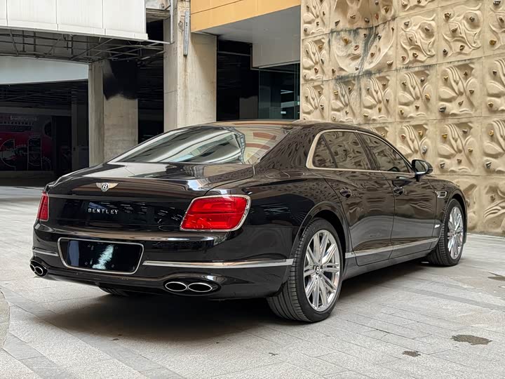Bentley Flying Spur Hybrid, 2023 — фото 7 из 9
