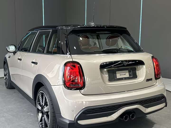 Mini Mini, 2022 — фото 8 из 9