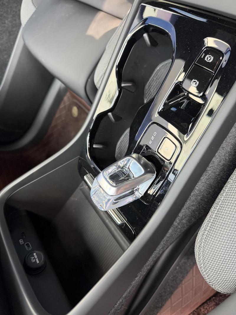 Volvo XC40, 2024 — фото 10 из 12