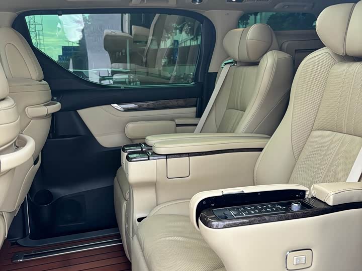 Toyota Alphard, 2021 — фото 8 из 9