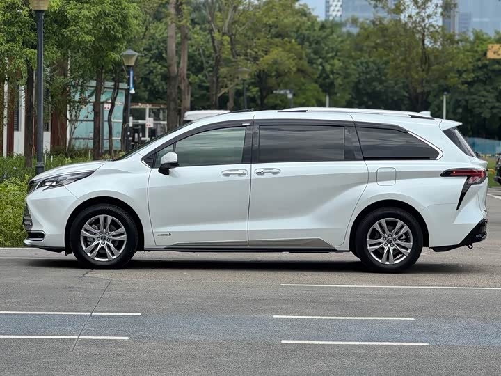 Toyota Sienna, 2022 — фото 3 из 9