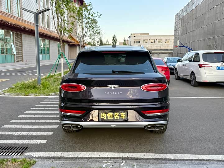 Bentley Bentayga, 2023 — фото 5 из 9