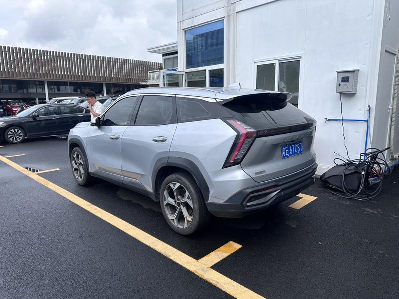 Geely Atlas L, 2023 — фото 4 из 10