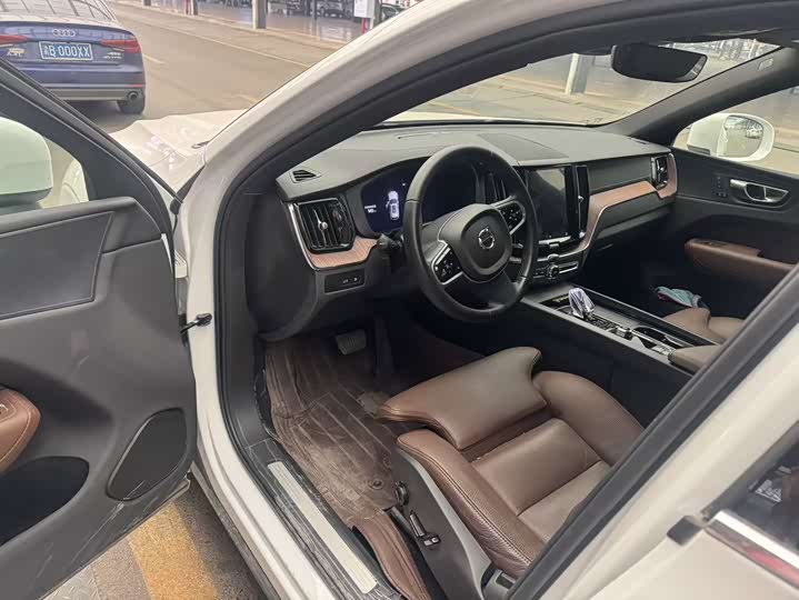 Volvo XC60 Hybrid, 2025 — фото 3 из 9