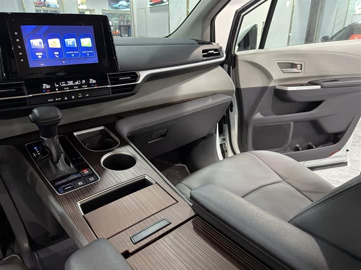 Toyota Sienna, 2023 — фото 8 из 9