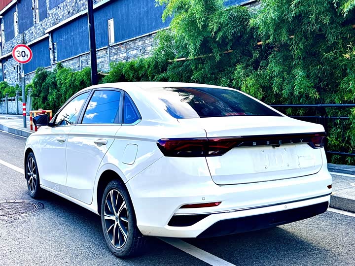 Geely Emgrand, 2022 — фото 8 из 9