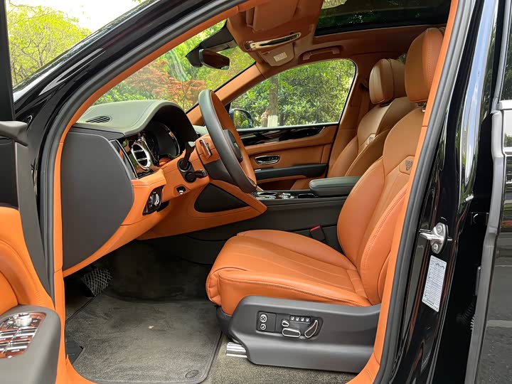 Bentley Bentayga, 2022 — фото 8 из 9