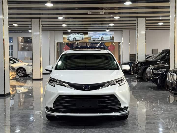 Toyota Sienna, 2023 — фото 2 из 9