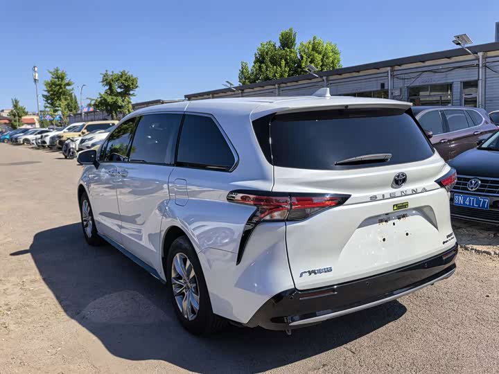 Toyota Sienna, 2024 — фото 4 из 9