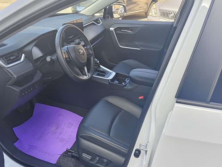 Toyota RAV4, 2024 — фото 8 из 9