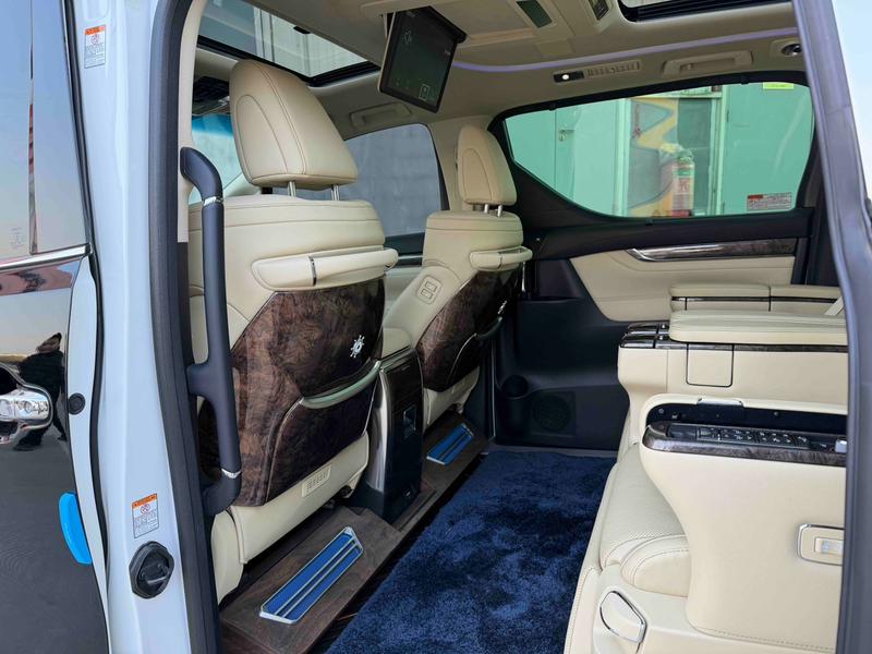 Toyota Vellfire, 2022 — фото 8 из 9