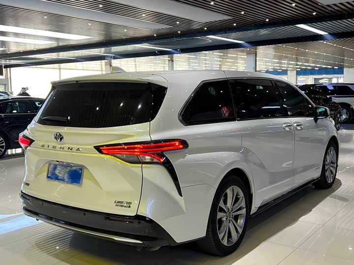 Toyota Sienna, 2023 — фото 4 из 9