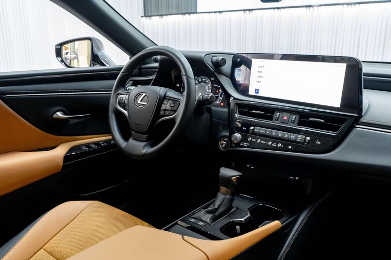 Lexus ES, 2022 — фото 12 из 12