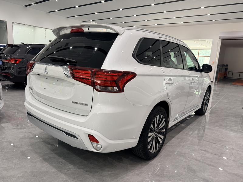 Mitsubishi Outlander, 2022 — фото 6 из 12