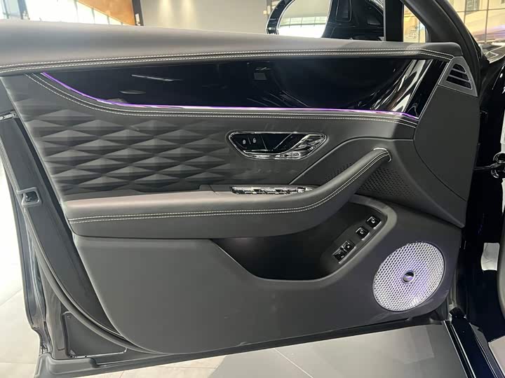 Bentley Flying Spur Hybrid, 2023 — фото 9 из 9
