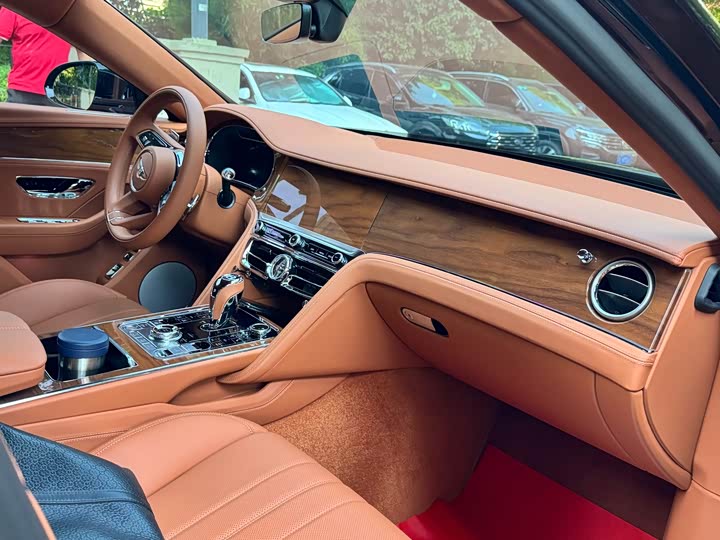 Bentley Flying Spur Hybrid, 2024 — фото 8 из 9