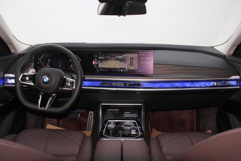 BMW 7 Series, 2025 — фото 8 из 12