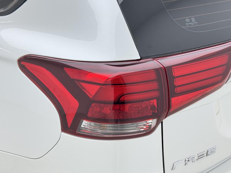 Mitsubishi Outlander, 2023 — фото 10 из 12