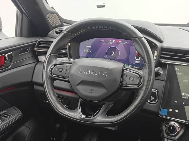 Lynk & Co 01 EM-P Hybrid, 2021 — фото 7 из 9