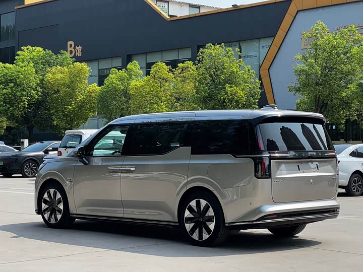 Volvo EM90, 2023 — фото 3 из 9