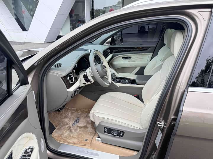 Bentley Bentayga, 2023 — фото 7 из 9