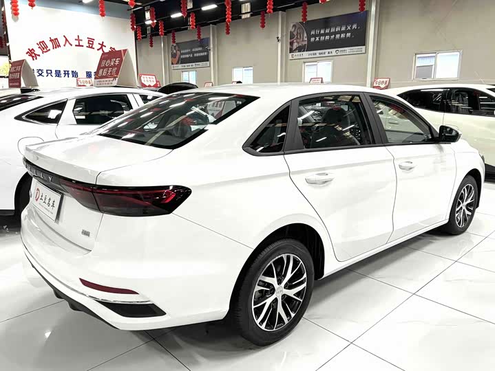 Geely Emgrand, 2025 — фото 4 из 9