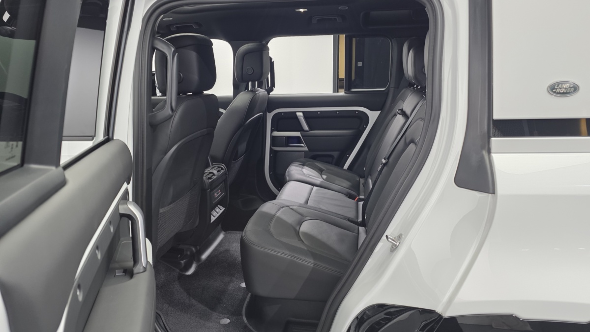 Land Rover Defender, 2024 — фото 11 из 12