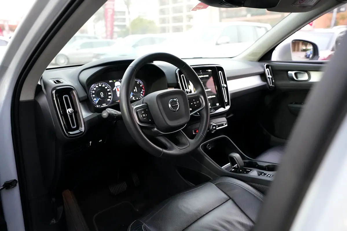 Volvo XC40, 2022 — фото 8 из 10