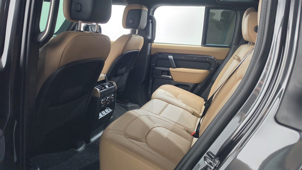 Land Rover Defender, 2026 — фото 10 из 12