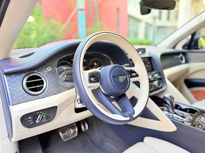 Bentley Bentayga, 2023 — фото 6 из 9