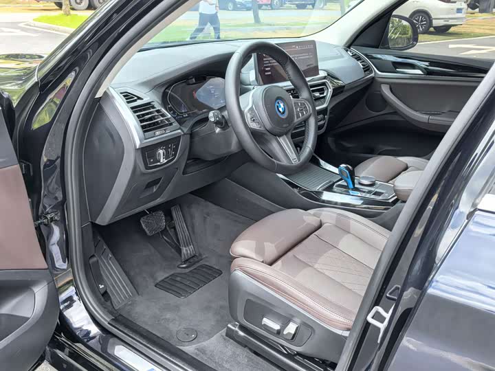 BMW iX3, 2022 — фото 8 из 9