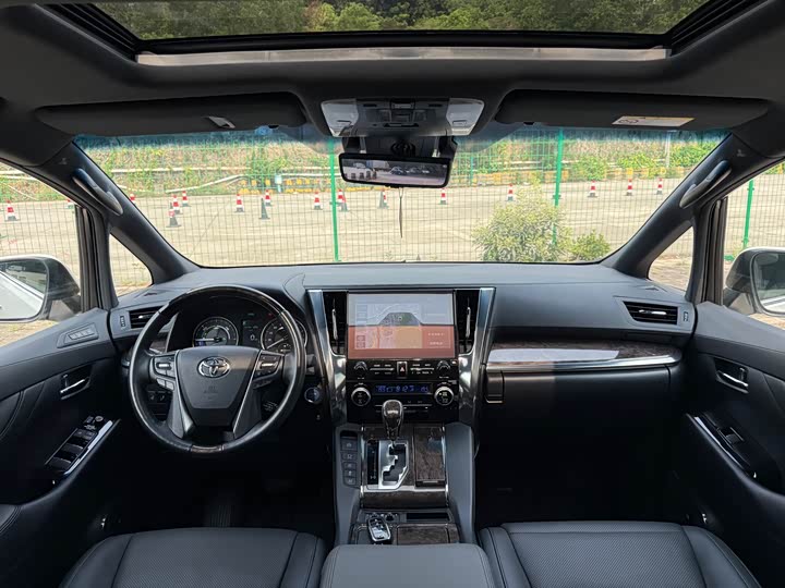 Toyota Alphard, 2023 — фото 5 из 9