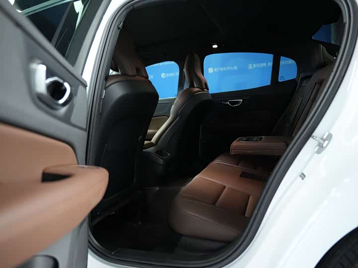 Volvo S60, 2023 — фото 6 из 9