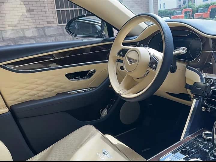 Bentley Flying Spur, 2022 — фото 7 из 7