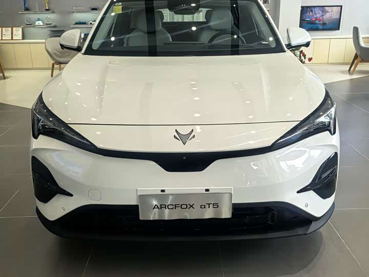 BAIC Arcfox Alpha T5, 2026 — фото 2 из 9
