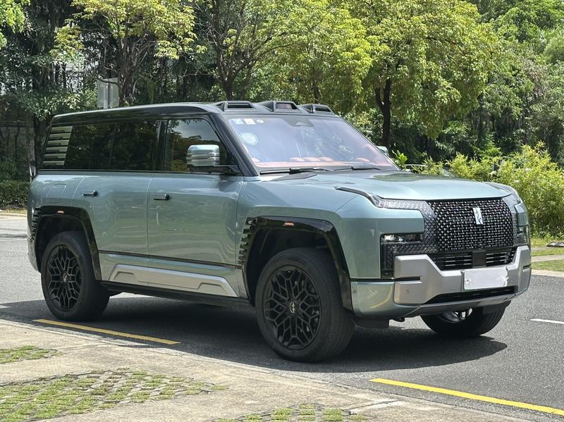 BYD Yangwang U8, 2024 — фото 3 из 11