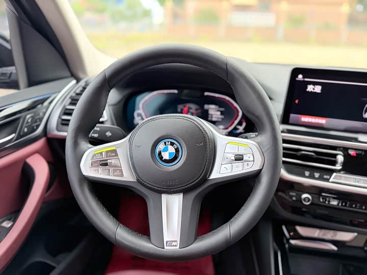 BMW iX3, 2023 — фото 8 из 9